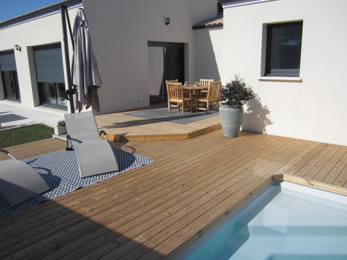 Terrasse en bois en entourage de piscine