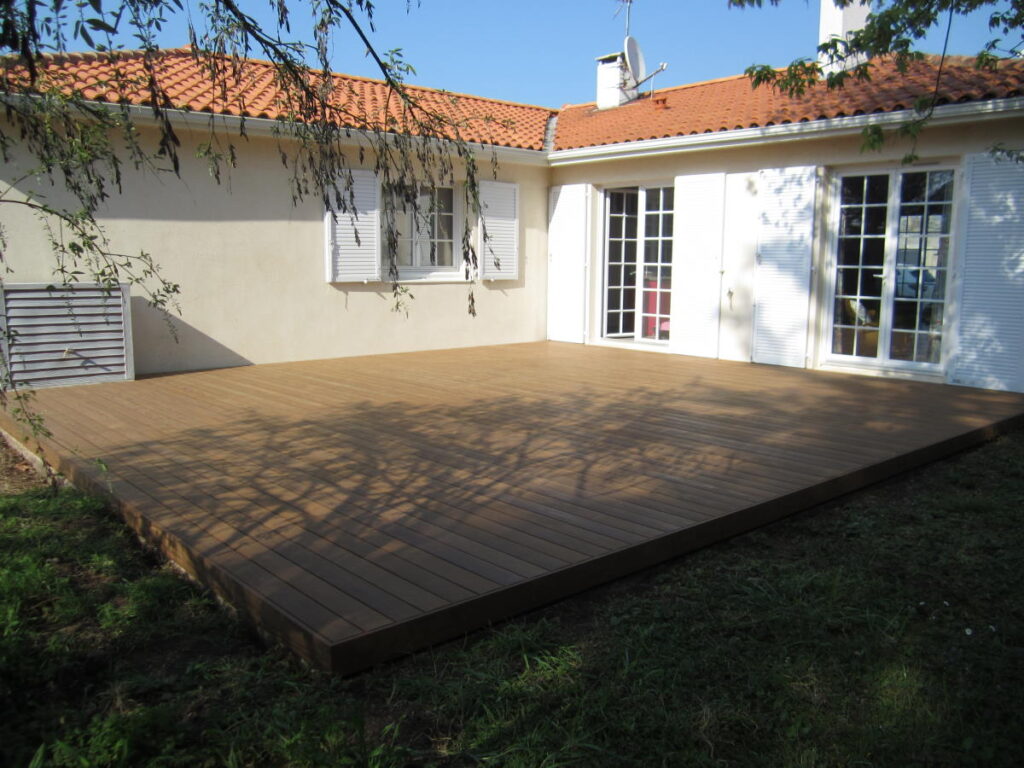 Terrasse en bois sans vis apparente