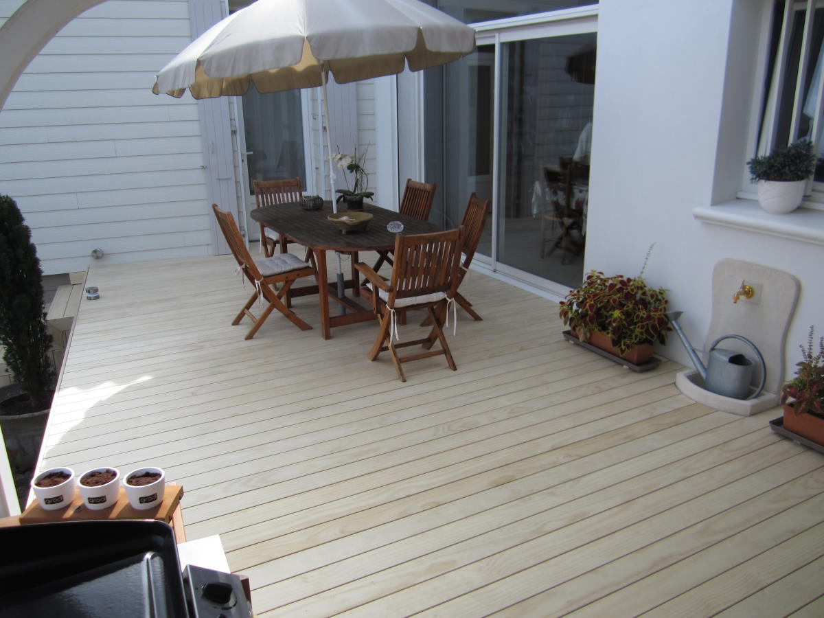 La terrasse bois, une pièce de vie extérieure