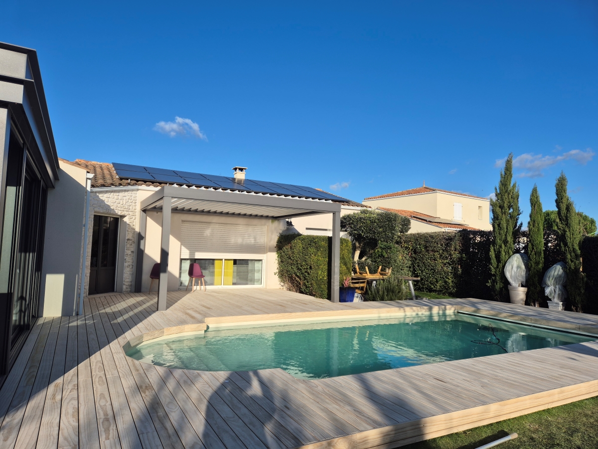 Terrasse et plage de piscine en bois Grad à Niort