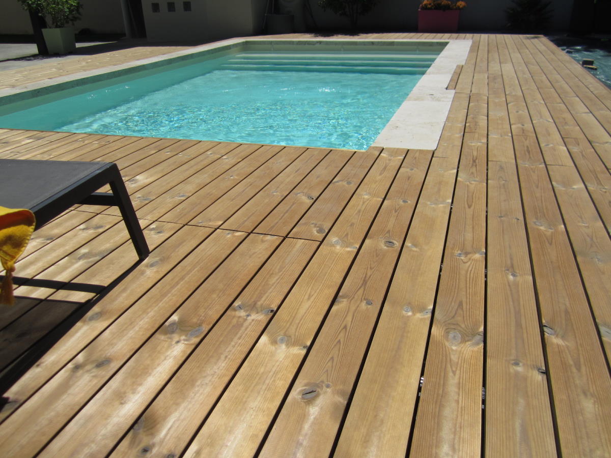 Les caillebotis du rideau immergé s'intègrent parfaitement dans la terrasse