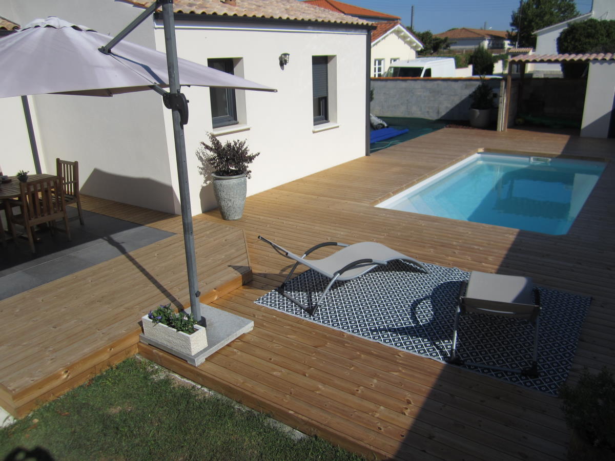 Plage de piscine en bois