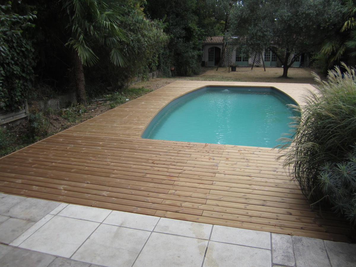 Un espace repas et un espace plage de piscine