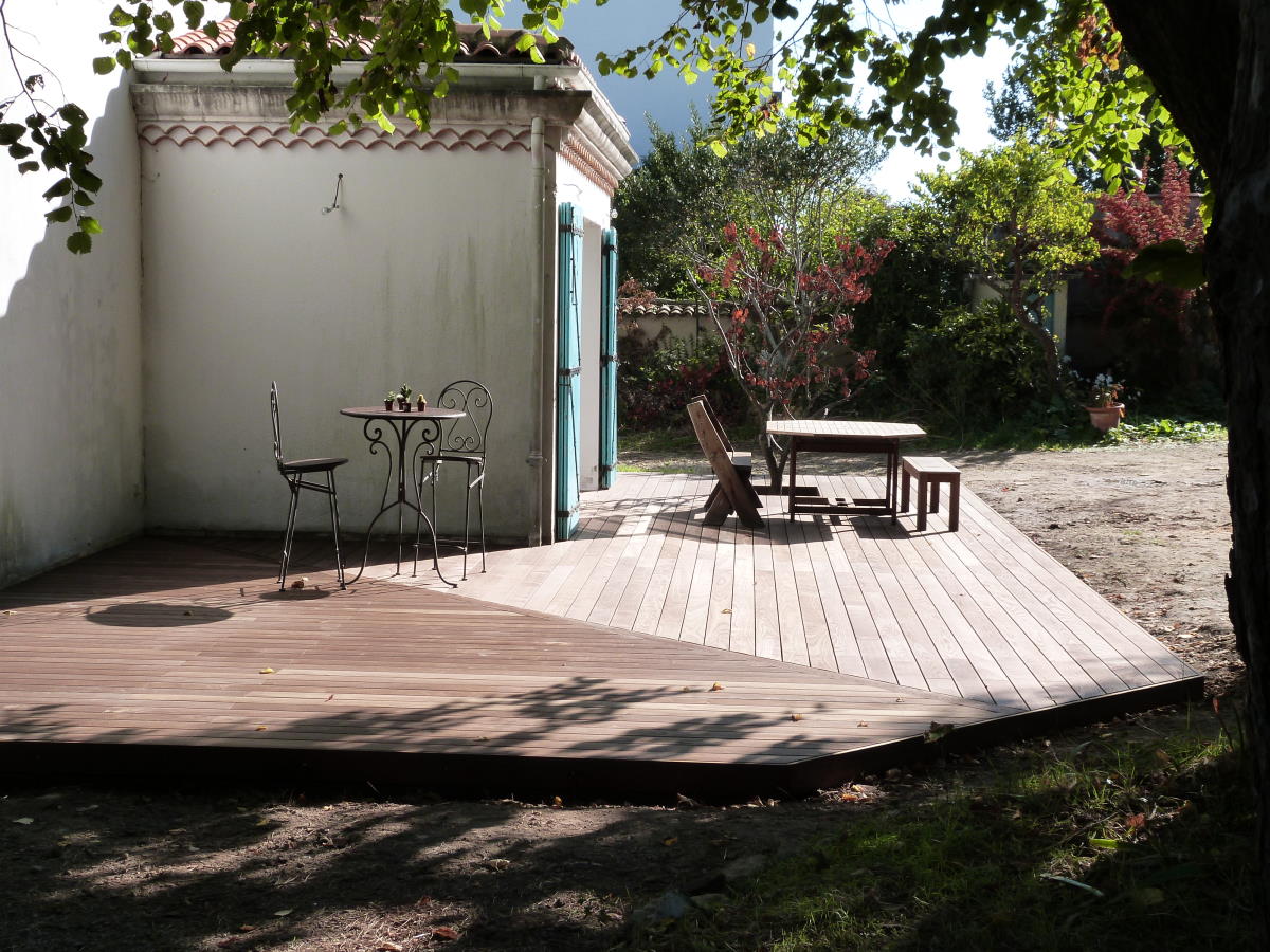 Terrasse en bois sans vis apparente