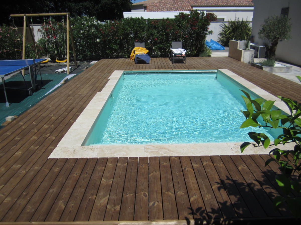 La sobriété d'une plage de piscine sans vis