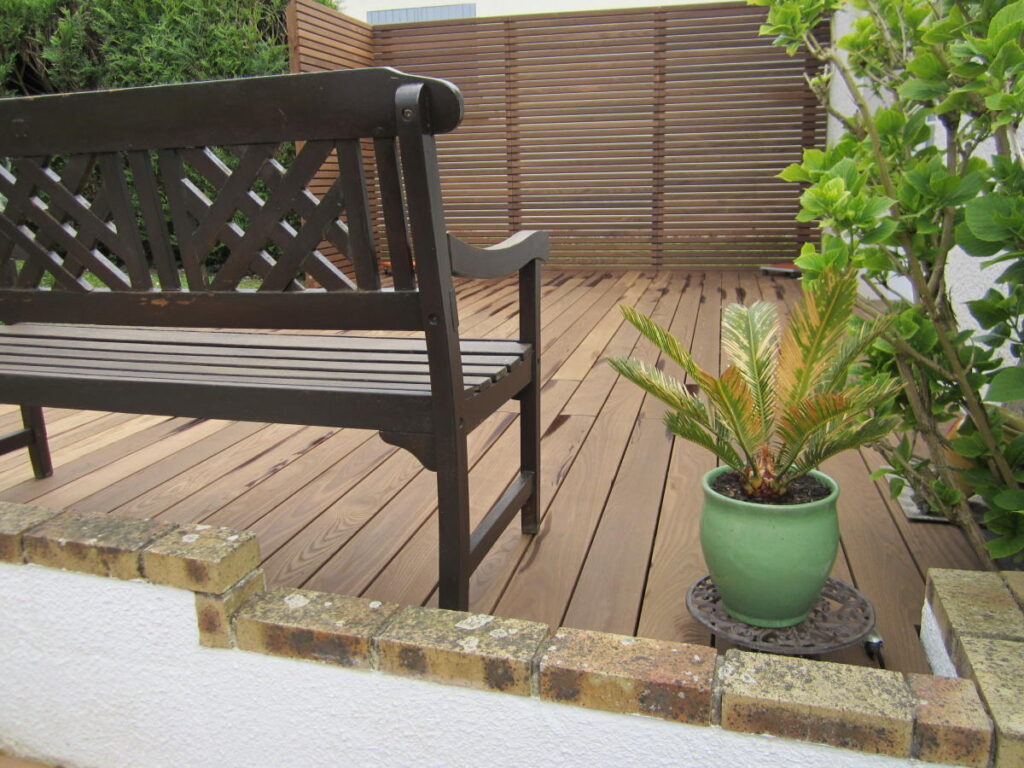 Terrasse en bois sans vis apparente