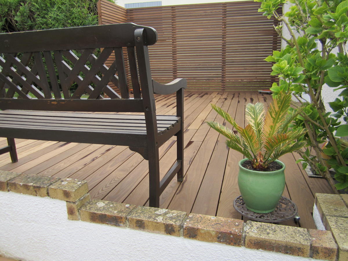 Terrasse en bois sans vis apparente