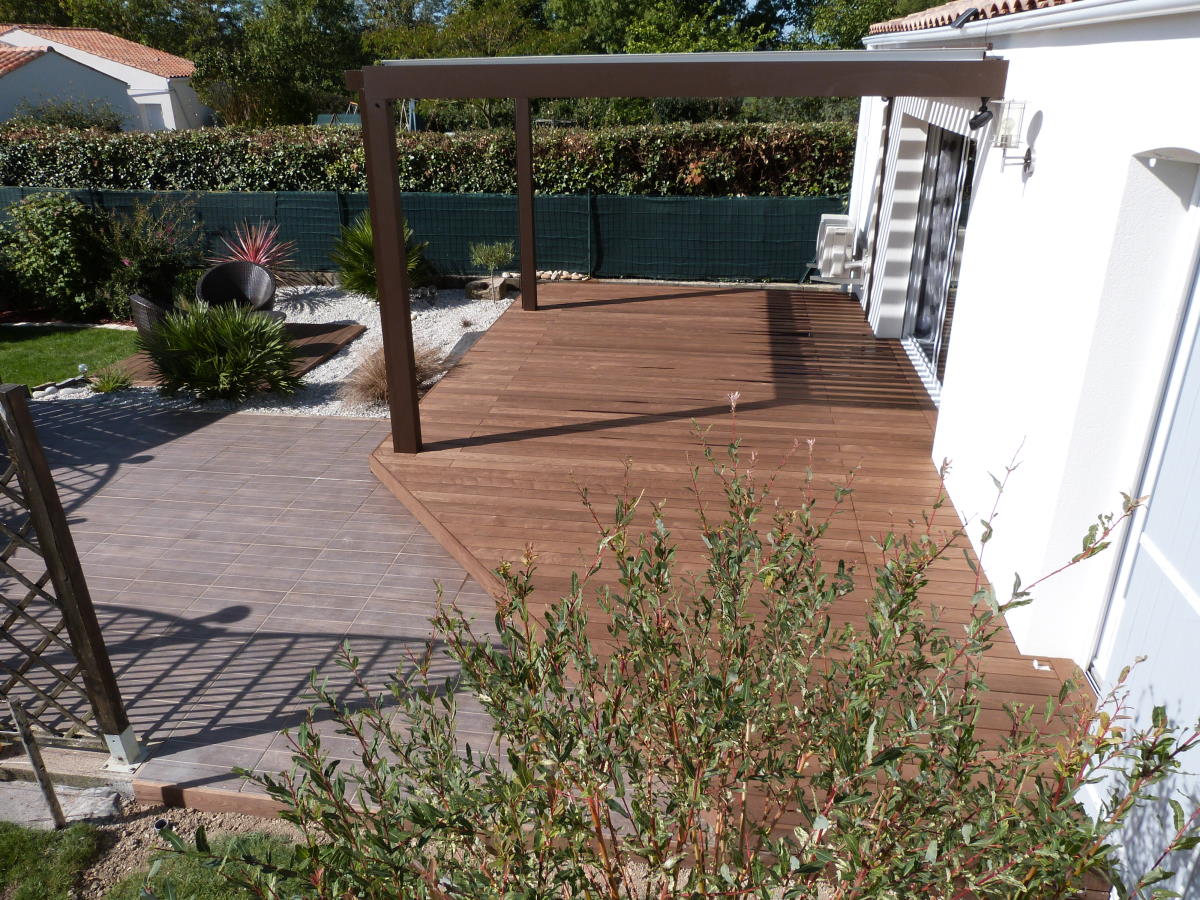 Terrasse bois sous pergola bioclmatique