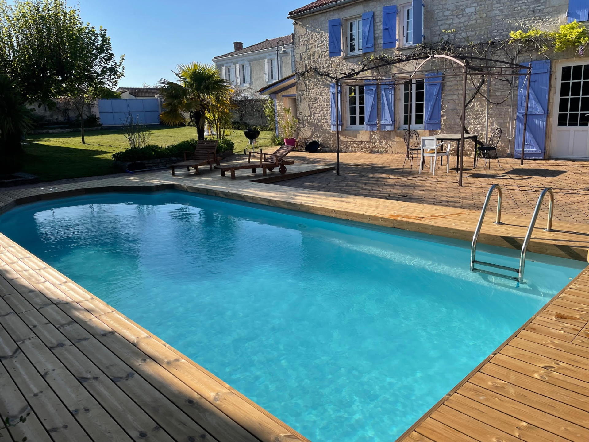 Le confort d'une terrasse sans vis autour de la piscine
