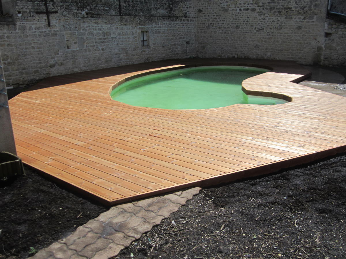 Plage de piscine bois à Surgères