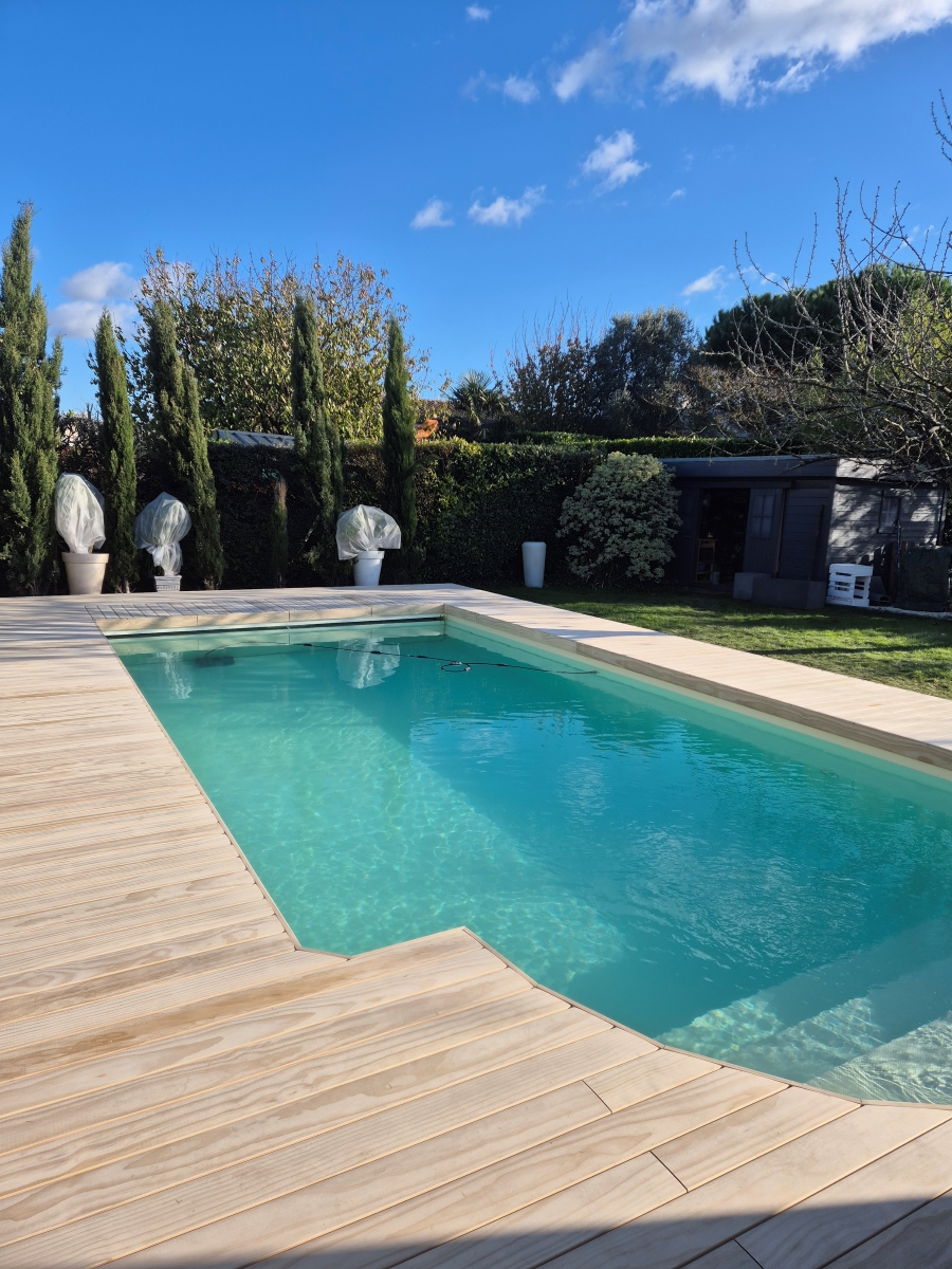 Terrasse et plage de piscine en bois Grad à Niort
