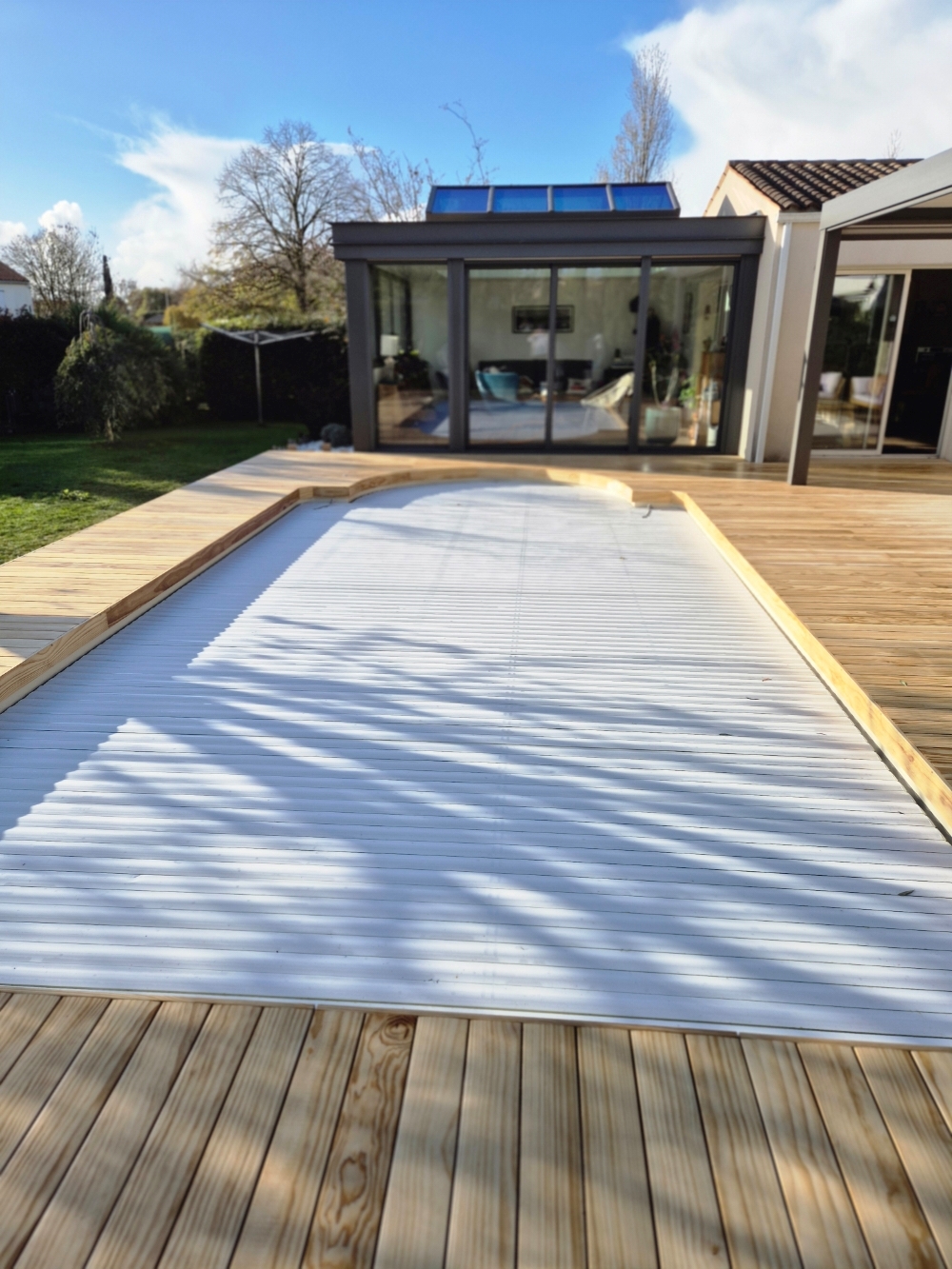 Terrasse et plage de piscine en bois Grad à Niort