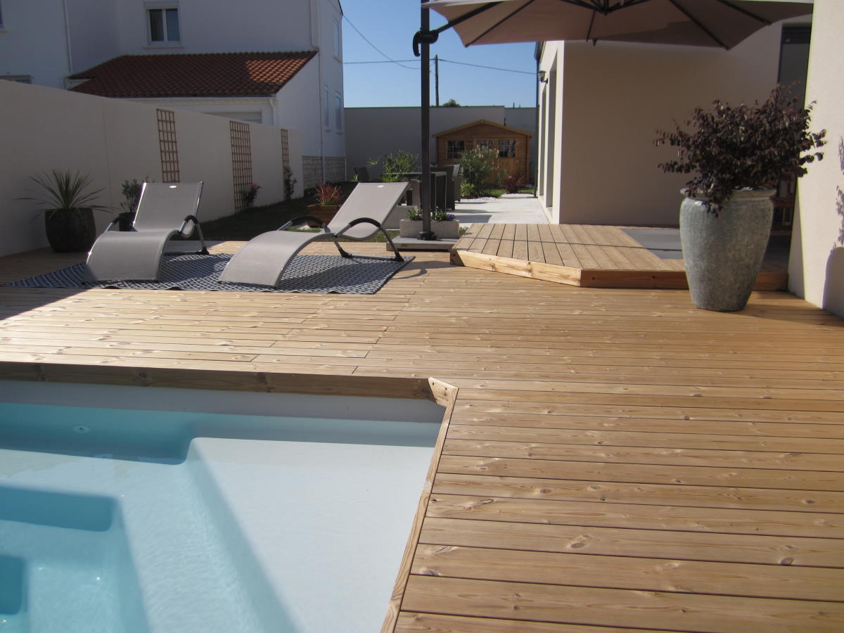Pose plage de piscine en bois