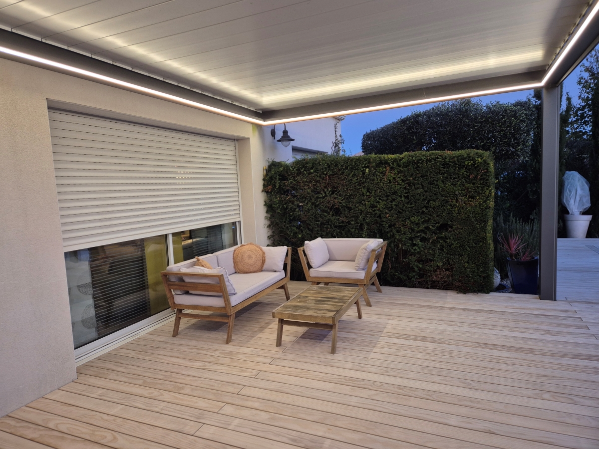 Terrasse et plage de piscine en bois Grad à Niort
