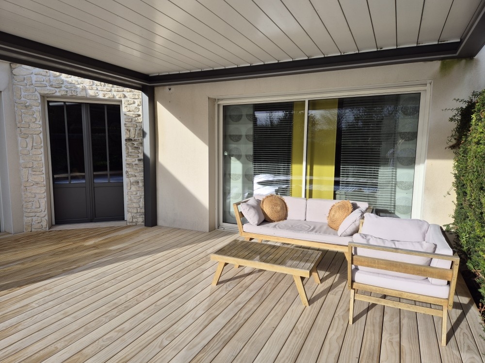 Terrasse et plage de piscine en bois Grad à Niort