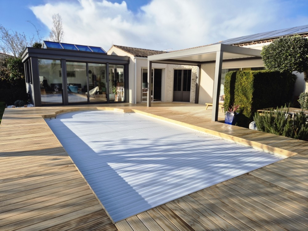 Terrasse et plage de piscine en bois Grad à Niort