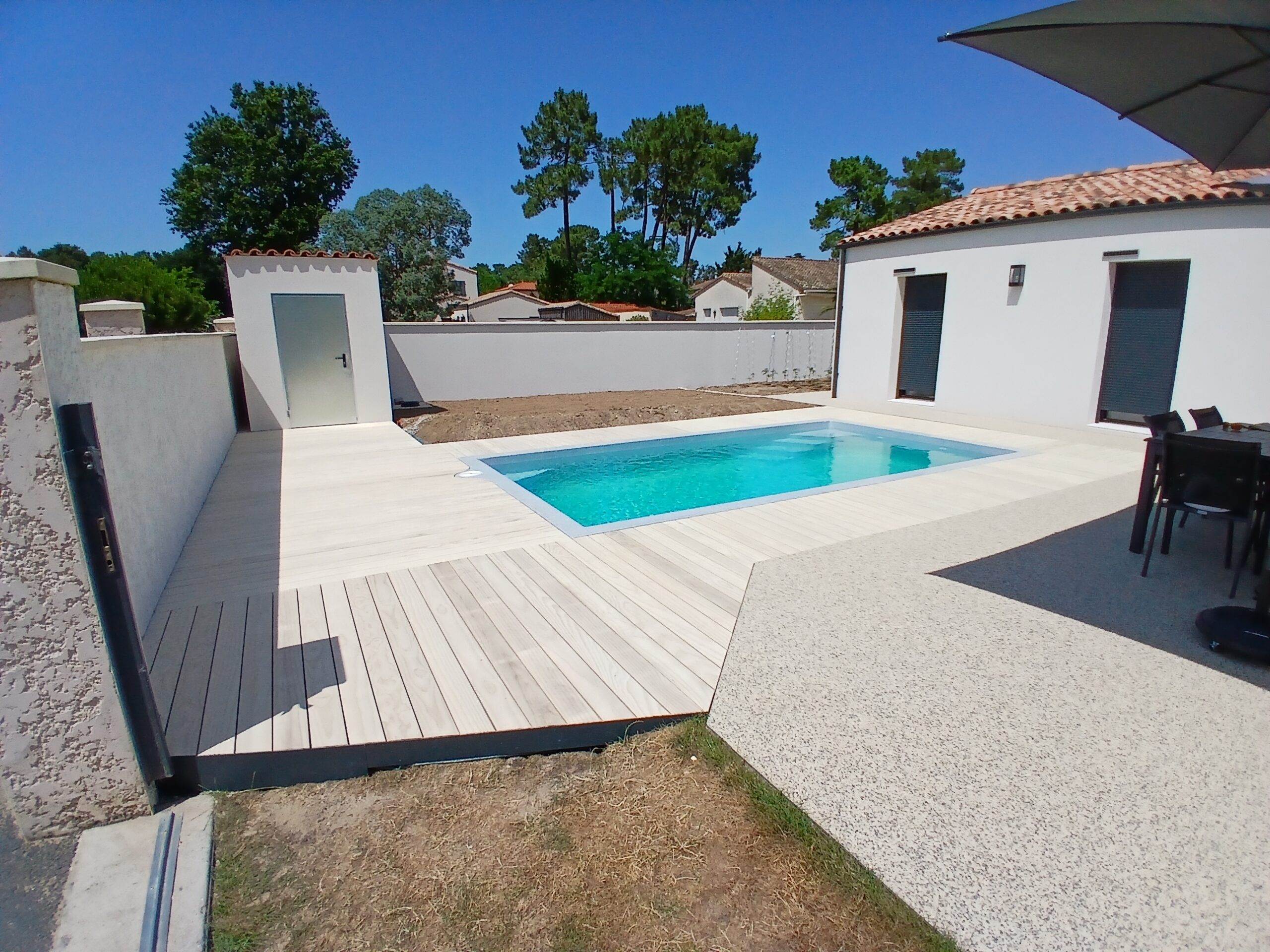 À La Tremblade, JolyWood réalise une terrasse bois d’exception avec Grad et Accoya naturel