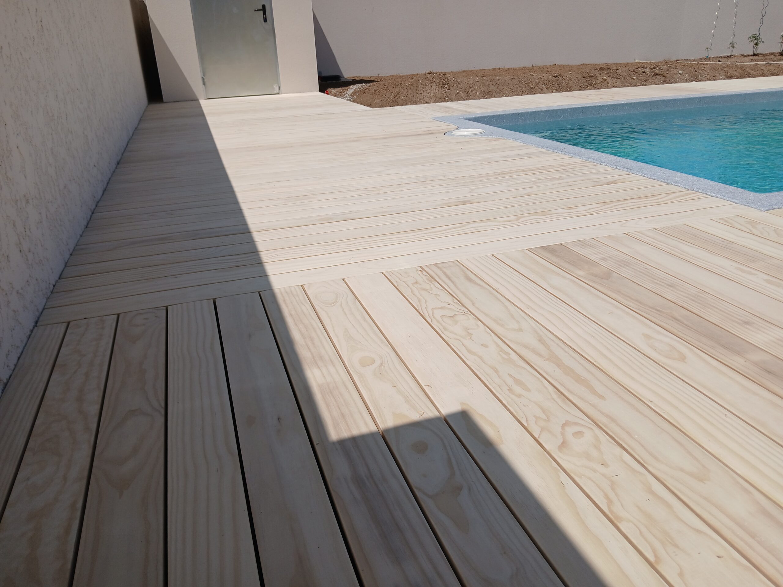 À La Tremblade, JolyWood réalise une terrasse bois d’exception avec Grad et Accoya naturel