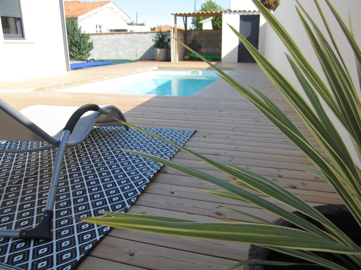 TERRASSE BOIS GRISÉ AUTOURS PISCINE