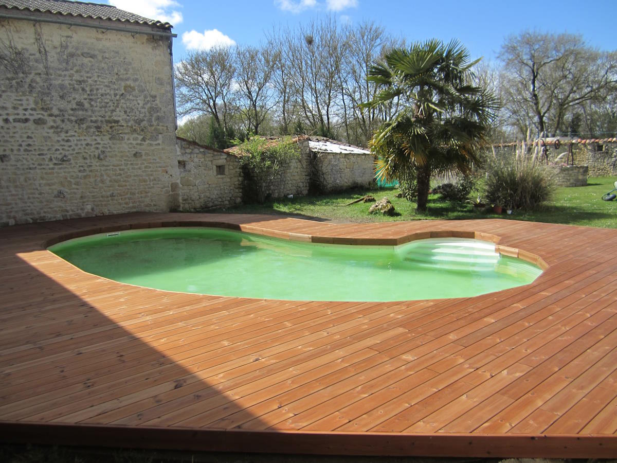 ENTOURAGE DE PISCINE EN THERMOPIN