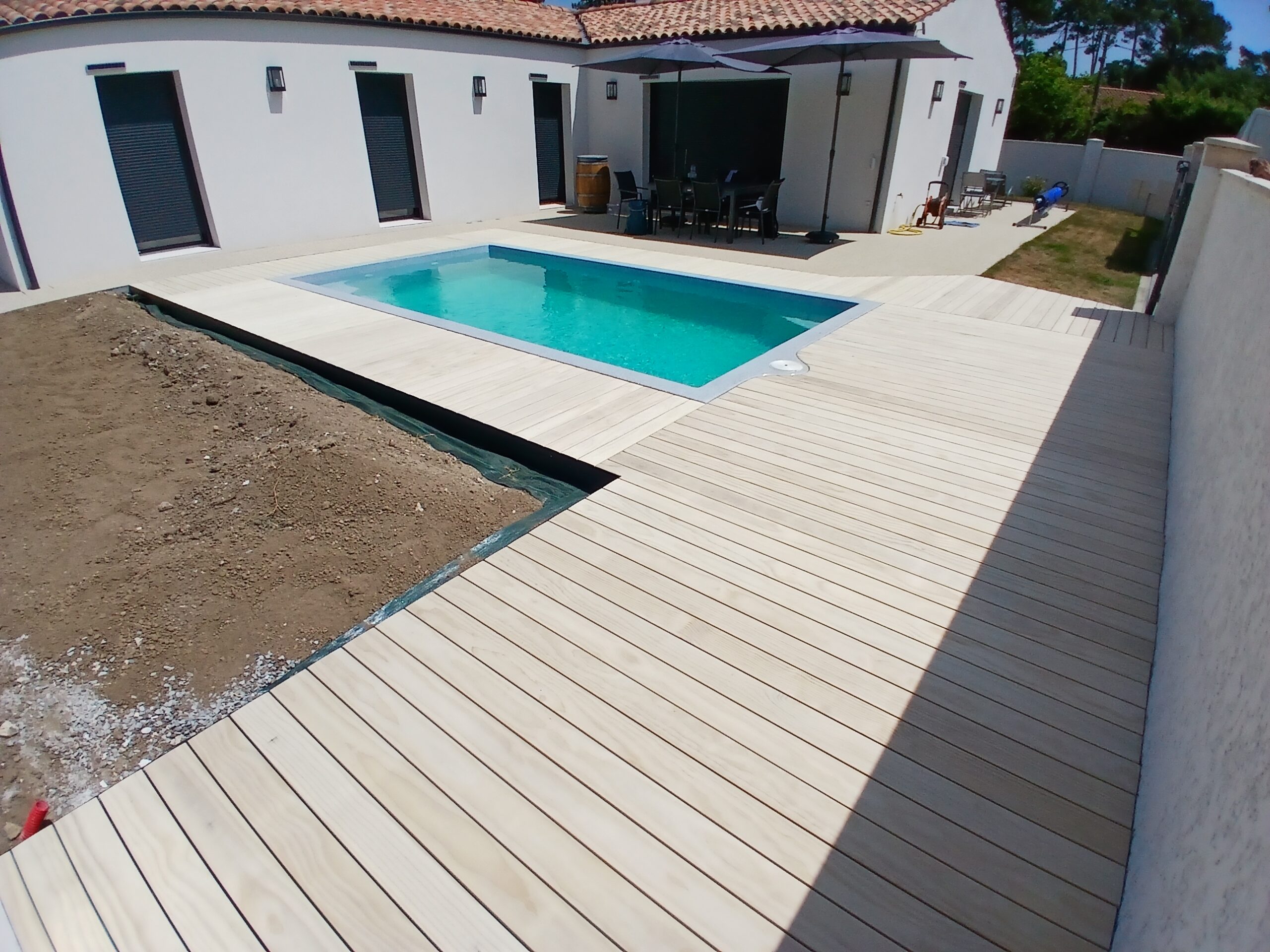 À La Tremblade, JolyWood réalise une terrasse bois d’exception avec Grad et Accoya naturel