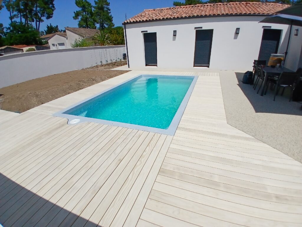 À La Tremblade, JolyWood réalise une terrasse bois d’exception avec Grad et Accoya naturel