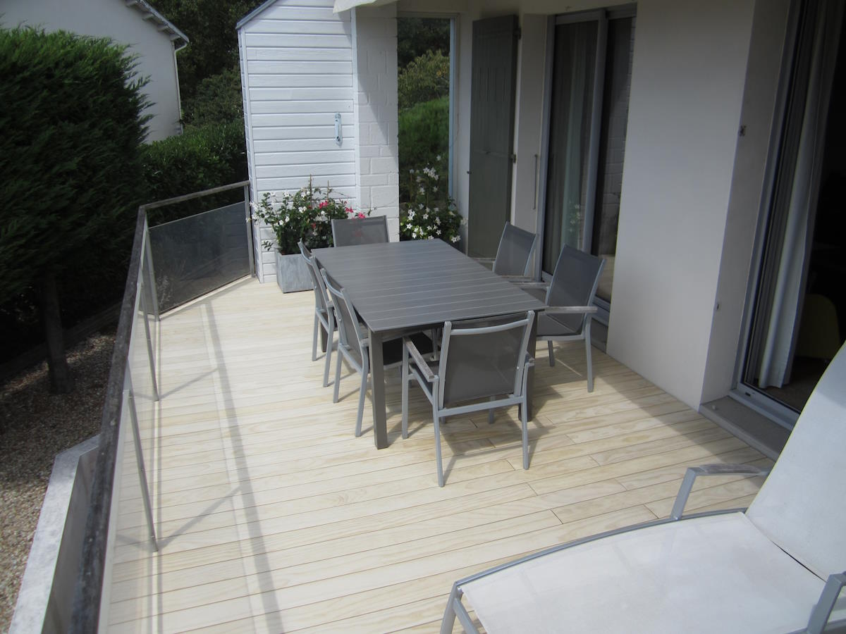 TERRASSE SUR POTEAUX AVEC GARDE-CORPS ALUMINIUM