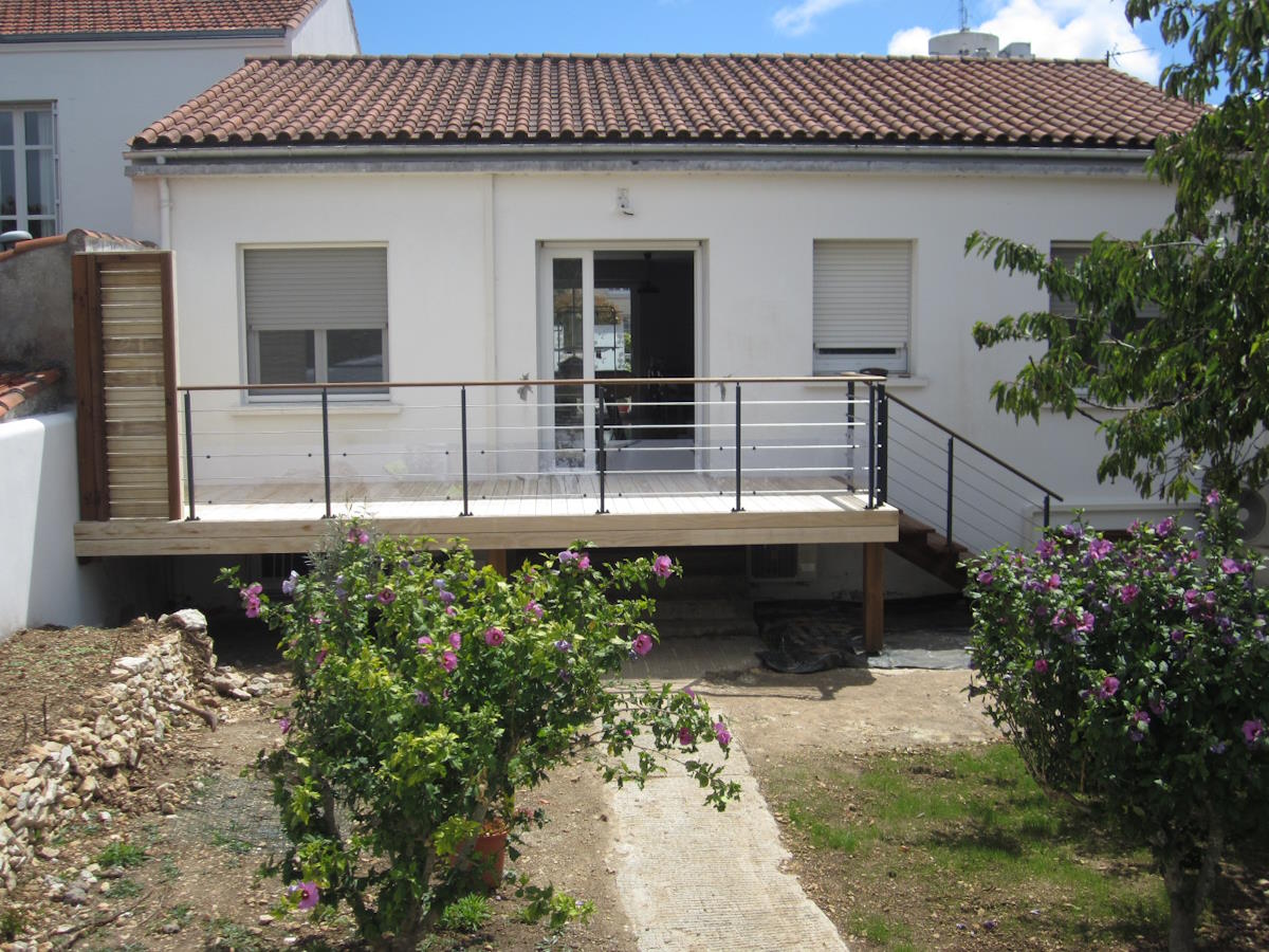 TERRASSE EN HAUTEUR AVEC ESCALIER BOIS