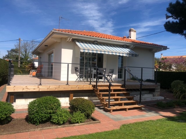 TERRASSE SUR PILOTIS AVEC GARDE-CORPS BOIS