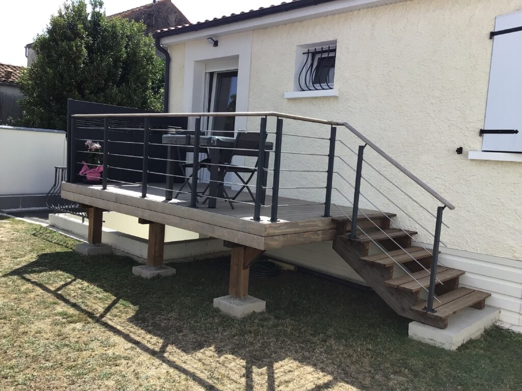 Construction d'une terrasse sur pilotis à Saint-Rogatien : une ouverture sur le jardin et le confort