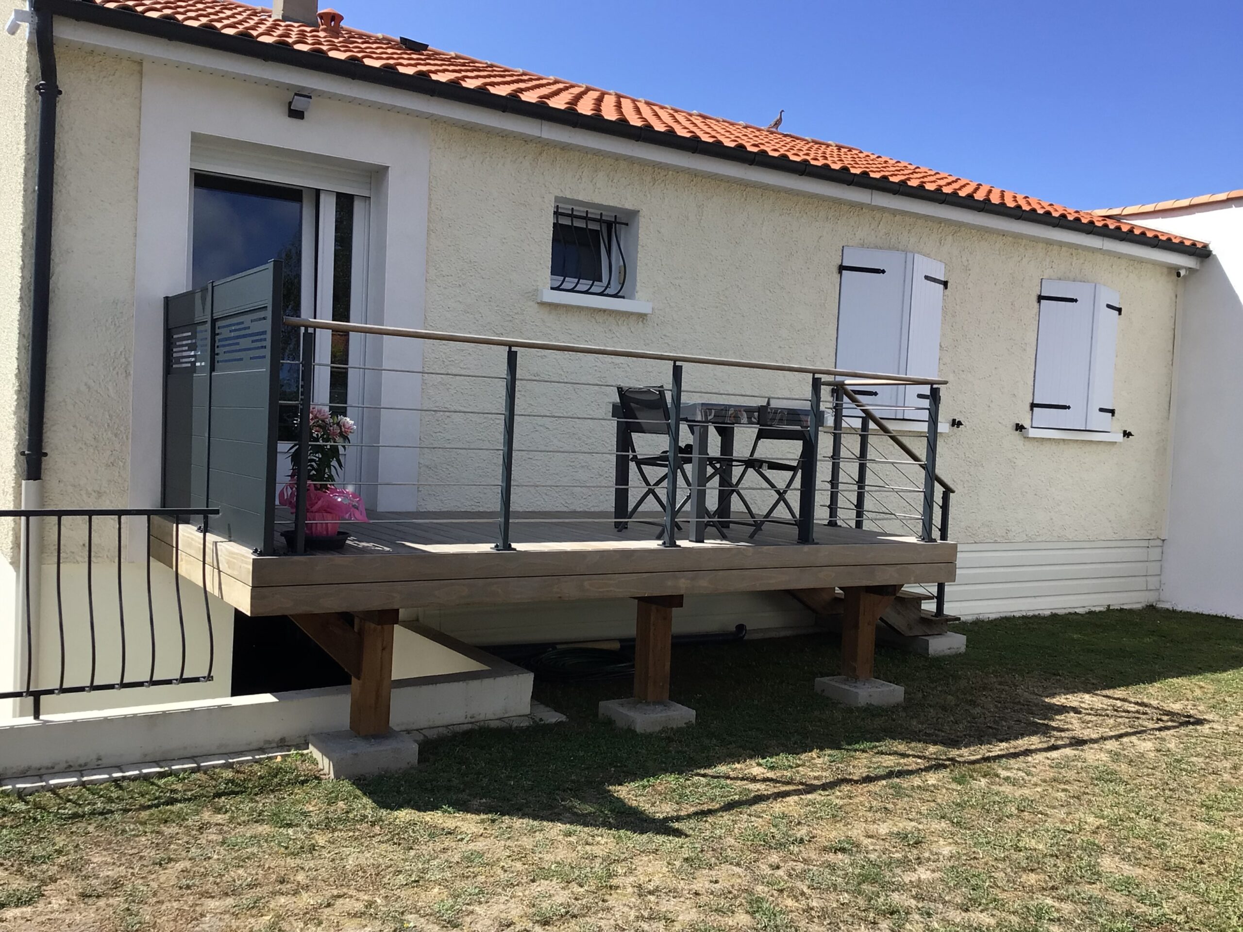 Construction d'une terrasse sur pilotis à Saint-Rogatien : une ouverture sur le jardin et le confort
