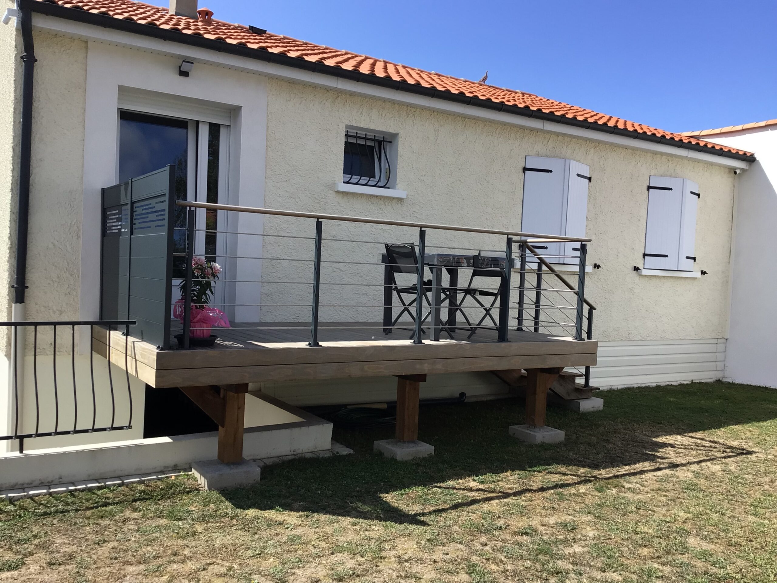 Construction d'une terrasse sur pilotis à Saint-Rogatien : une ouverture sur le jardin et le confort