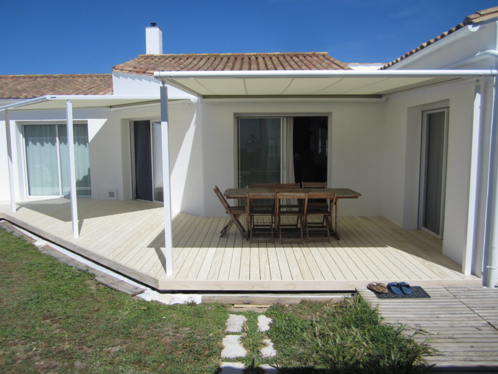 Terrasse en Accoya sur l'Île-de-Ré : Élégance et Durabilité au Bord de l'Océan