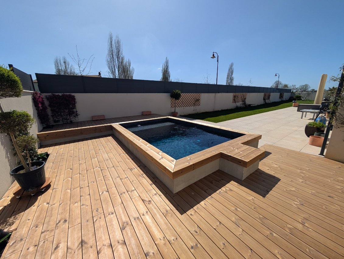 Une plage de piscine sur mesure à Saint-Symphorien : l’expertise JolyWood au service d’un projet intégré et durable