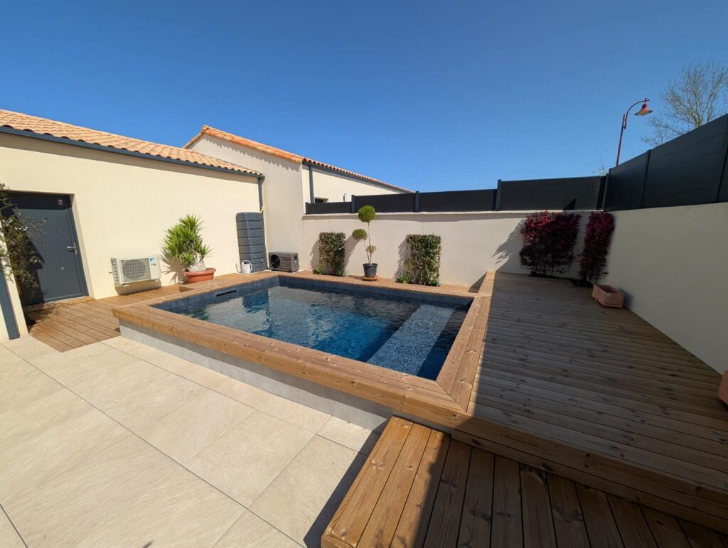 Une plage de piscine sur mesure à Saint-Symphorien : l’expertise JolyWood au service d’un projet intégré et durable