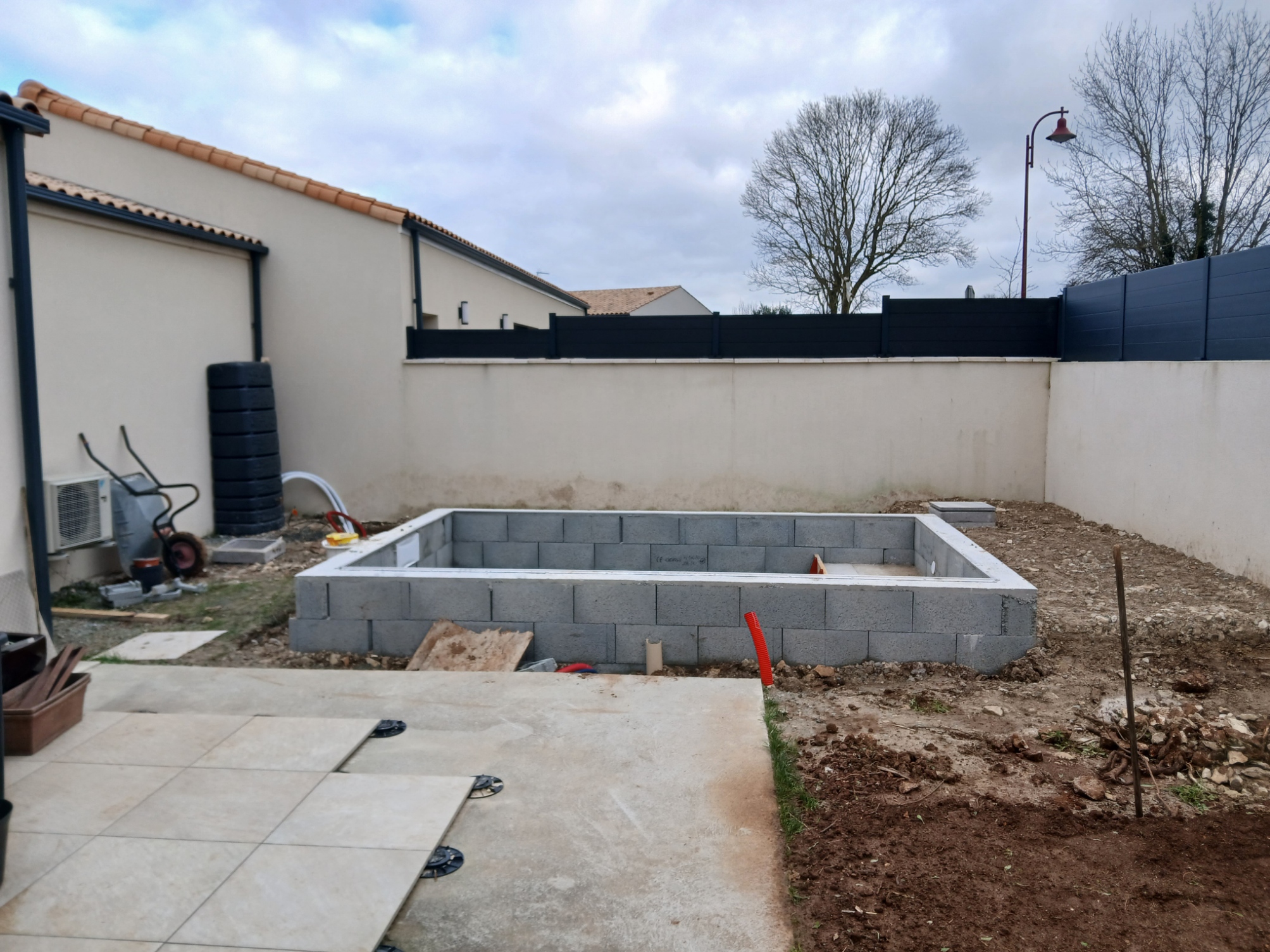 Une plage de piscine sur mesure à Saint-Symphorien : l’expertise JolyWood au service d’un projet intégré et durable