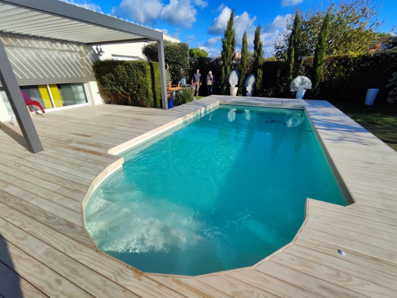 Terrasse et plage de piscine en bois Grad à Niort