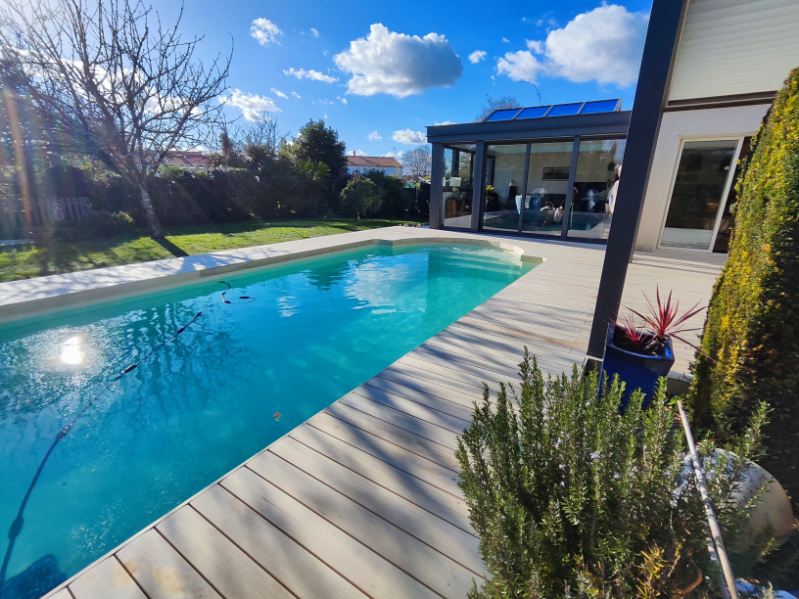 Terrasse et plage de piscine en bois Grad à Niort
