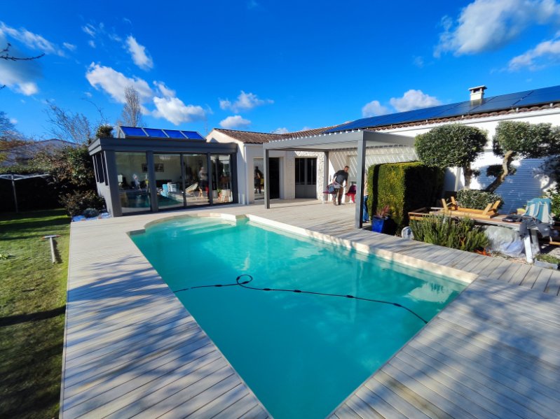 Terrasse et plage de piscine en bois Grad à Niort