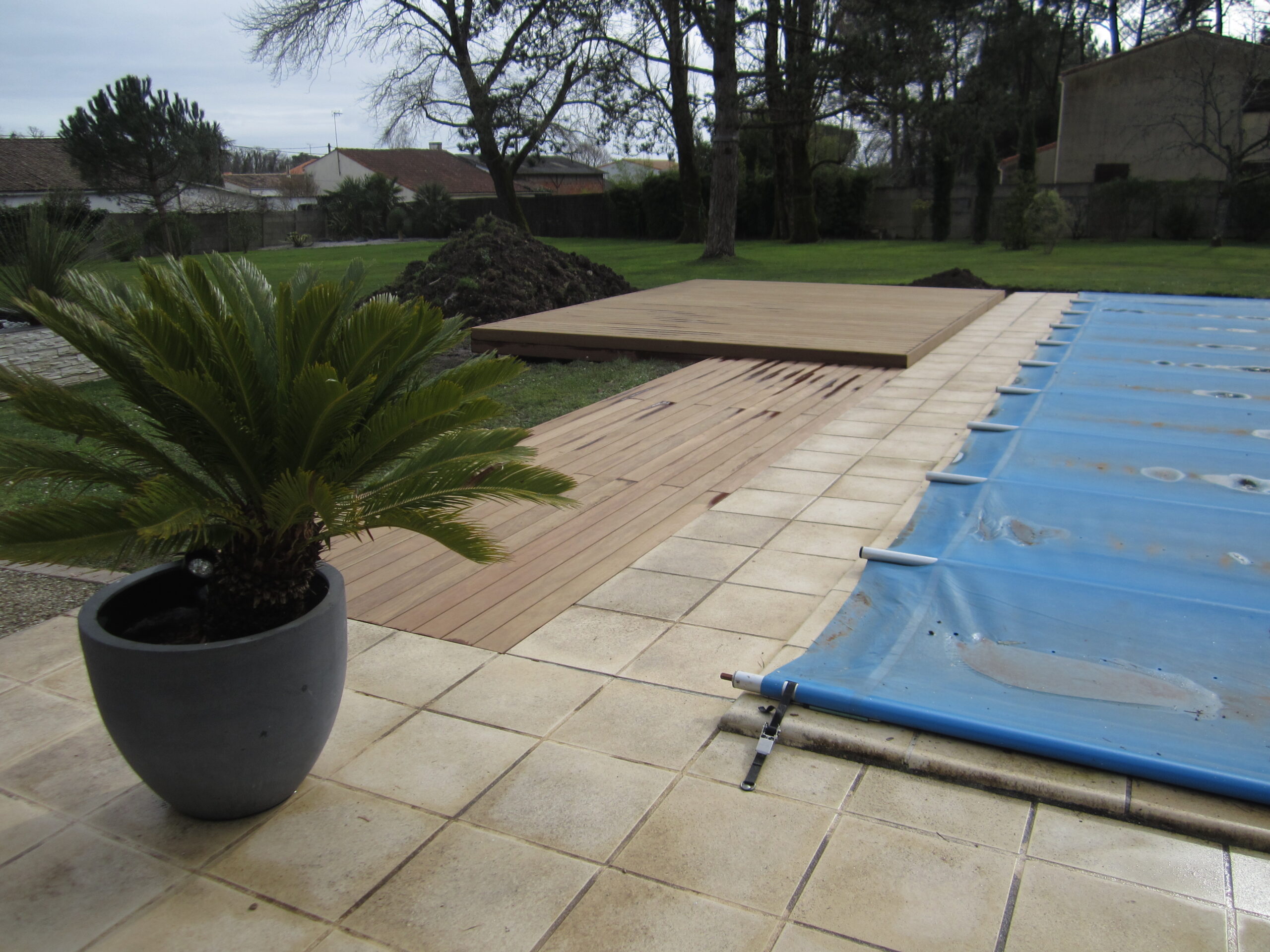 Plage de piscine en Kébony