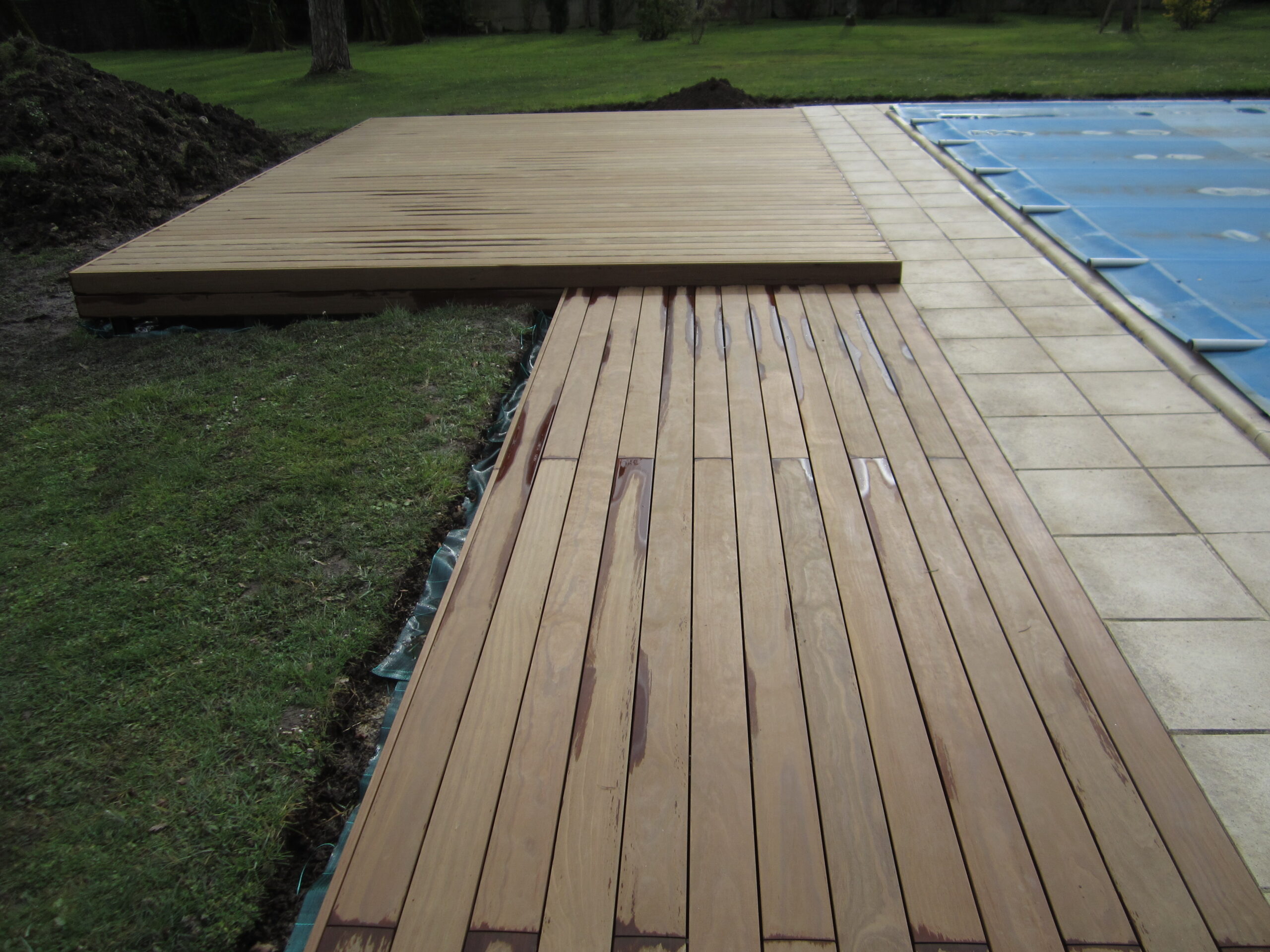 Terrasse bois en prolongement d'une terrasse carrelée
